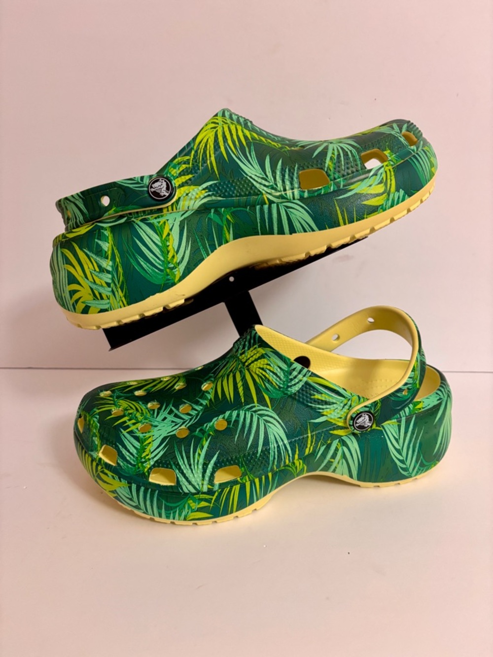 NWOT Crocs Palm Leaves Sandals Green Tropical Leaf Print W11